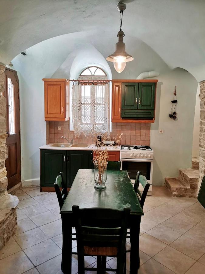 Yi Artistry 1-Bedroom Medieval Holiday House Kalamoti Buitenkant foto