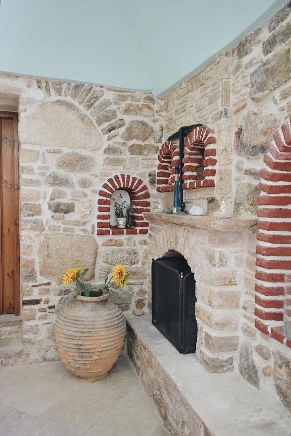 Yi Artistry 1-Bedroom Medieval Holiday House Kalamoti Buitenkant foto