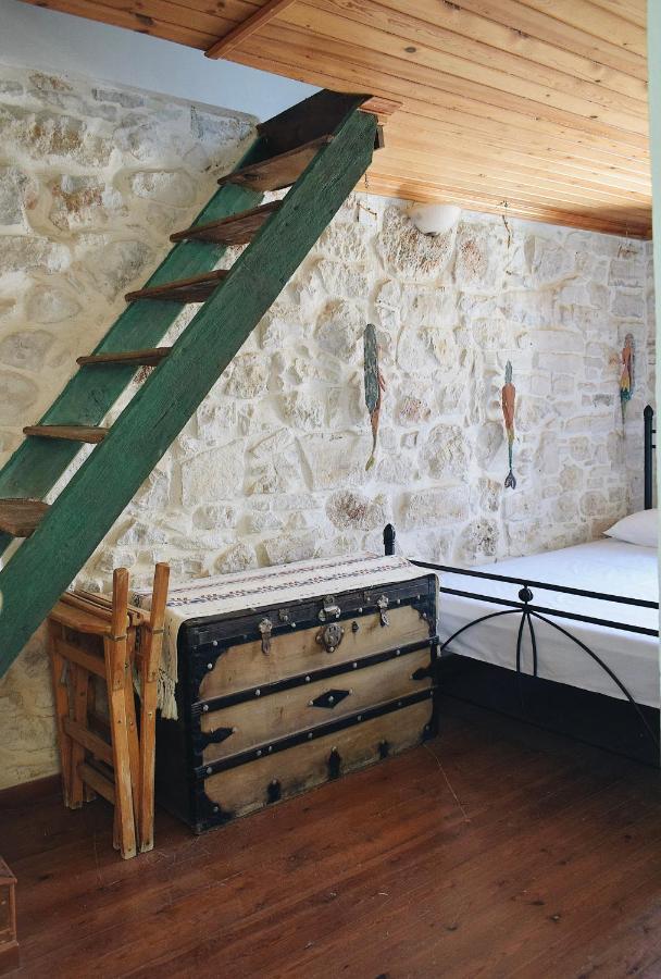 Yi Artistry 1-Bedroom Medieval Holiday House Kalamoti Buitenkant foto