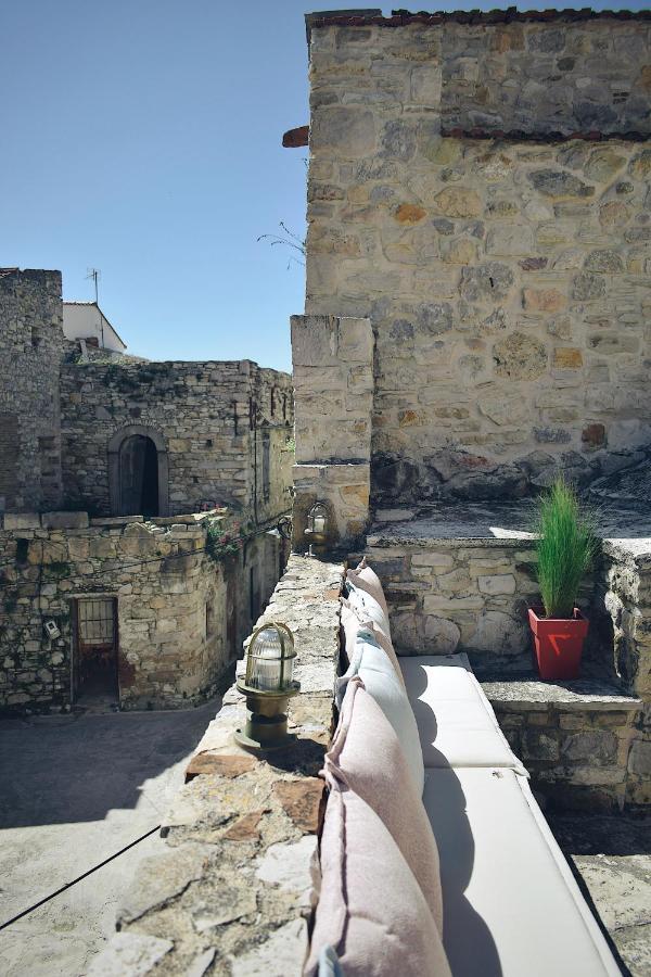 Yi Artistry 1-Bedroom Medieval Holiday House Kalamoti Buitenkant foto