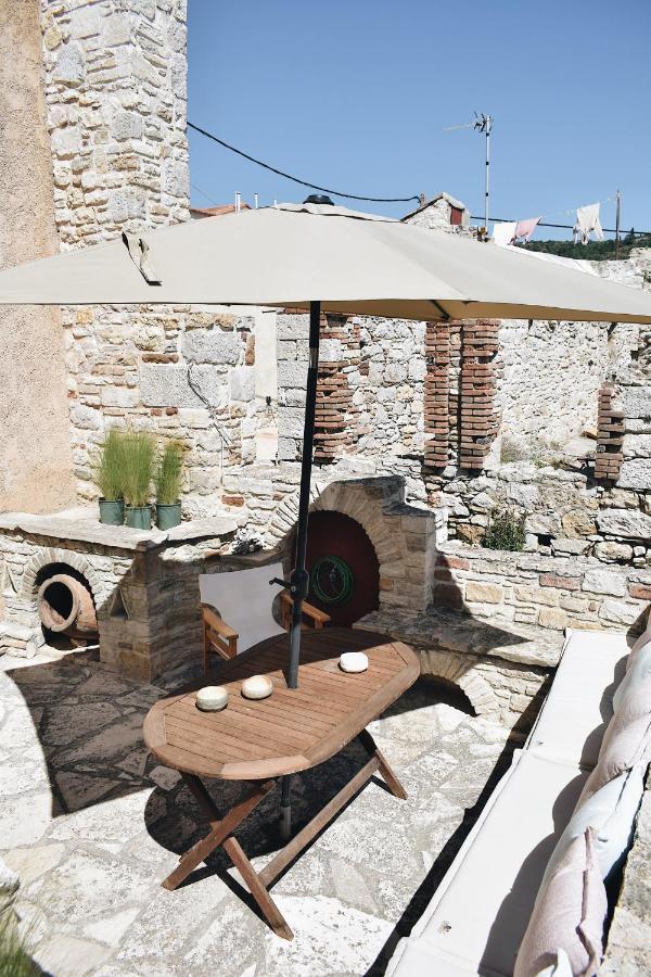 Yi Artistry 1-Bedroom Medieval Holiday House Kalamoti Buitenkant foto